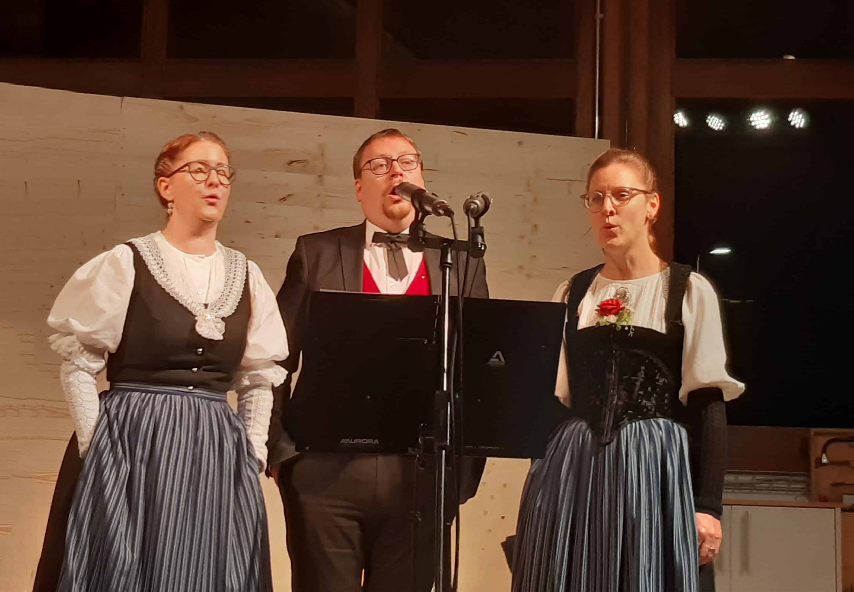 Wir danken der Kapelle Gupfbuebä und dem Jodelterzett Seetal für den wundervollen Abend voller Adventsstimmung. Wir durften einen Wundervollen Abend vor in einem Ausverkauften Schreinerei erleben. Unter den bekannten und weniger bekannten, aber unglaublich schönen Weihnachtsliedern fand sich eine wahre Perle nach der anderen, die der besinnlichen Adventszeit eine wunderbare musikalische Untermalung gaben. Das begeistertete Publikum wurde mit Jodel- und Ländlermusik-Klassiker, aber auch vielen Kompositionen und Arrangements von Dani Häusler verwöhnt. Die sorgfältige Auswahl und die kreativen Arrangements sorgten dafür, dass das Konzert zu einem unvergesslichen Erlebnis wurde, das nicht nur die Herzen erwärmte, sondern auch die Sinne verzauberte. Freitag 13.Dezember 2024